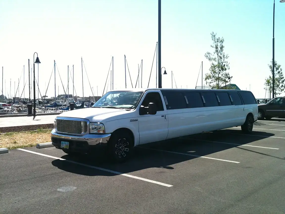 Ford Expedition Stretch Limousine for hire in Dubai