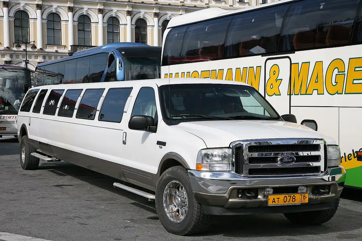 Ford Expedition Stretch Limousine — gallery view