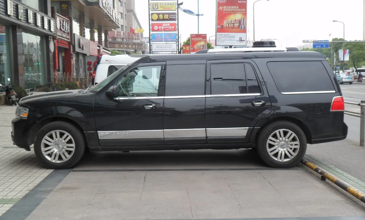 Lincoln Navigator Stretch Limousine — gallery view