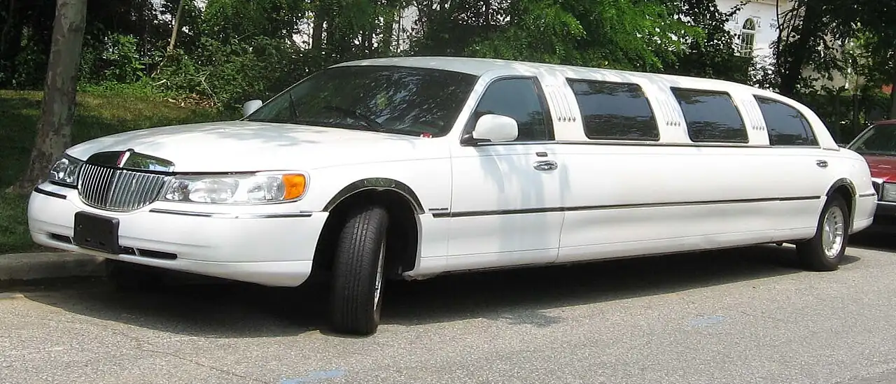 Lincoln Town Car Stretch Limousine for hire in Dubai