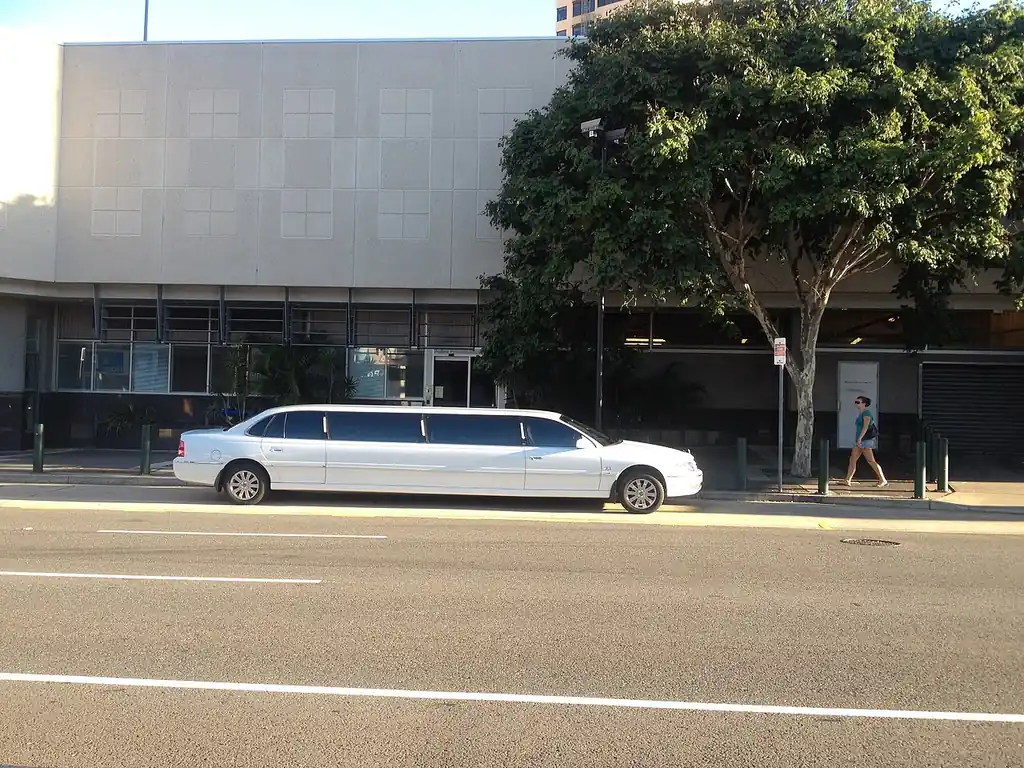 Lincoln Town Car Stretch Limousine — gallery view